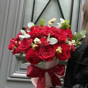 Букет из роз в коробке Сентимент: чистая изысканность buket-iz-roz-v-korobke-sentiment:-chistaya-izyskannosty