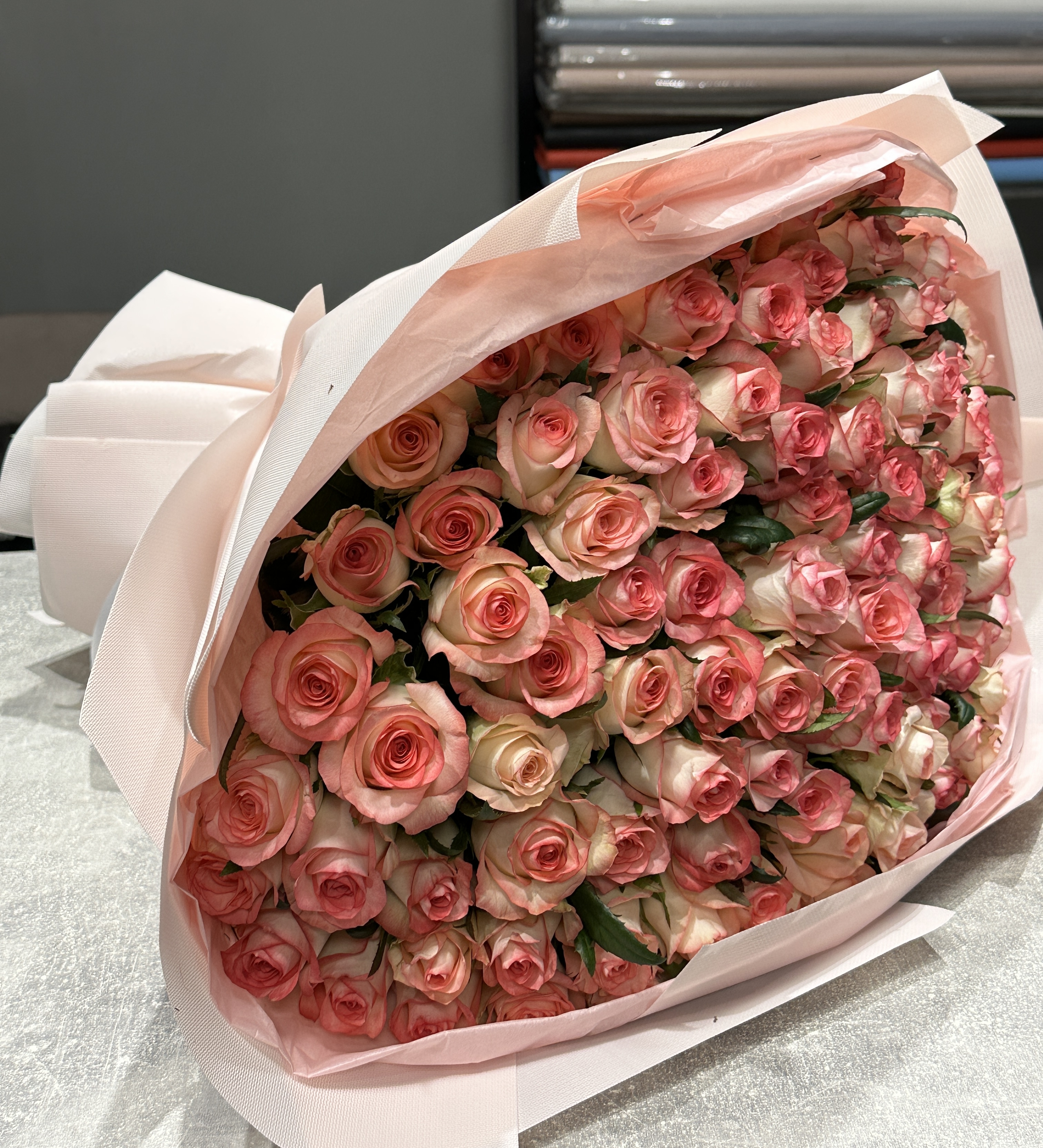 Букет роз Закат: лучшее дополнение к романтическому ужину buket-roz-zakat:-luchshee-dopolnenie-k-romanticheskomu-uzhinu